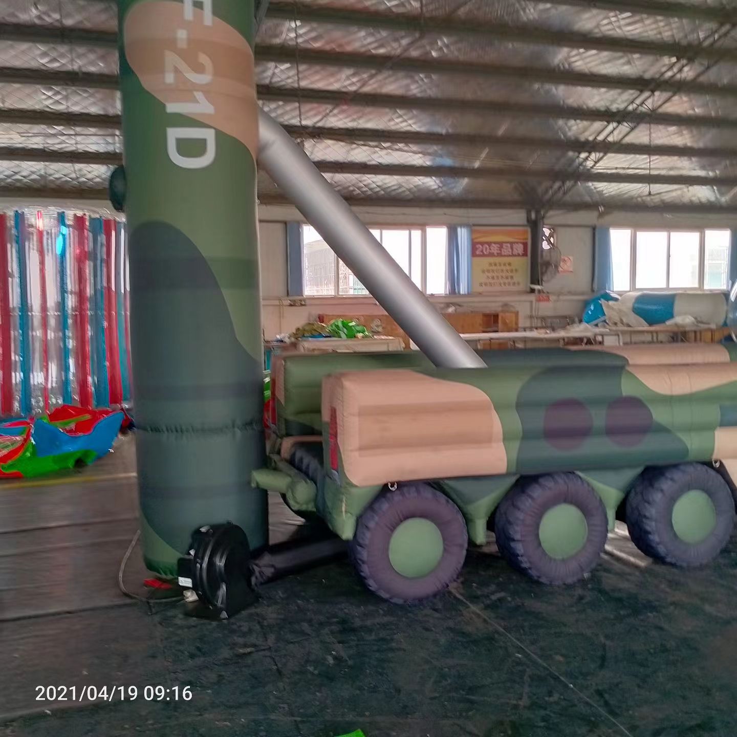 河北军事演习中的充气目标车辆：模拟发射车雷达车坦克飞机